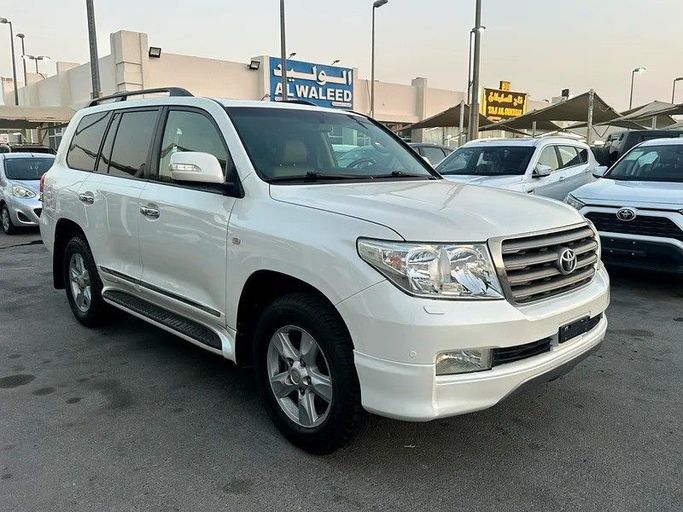 Used Toyota Land Cruiser 200 Series, 4.0 l, 2009 in Abu Dhabi by Al Waleed Used Cars, White color. GCC Specs | AUTO.AE
