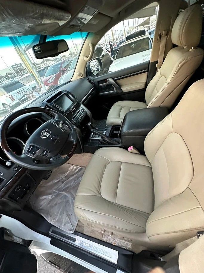 Used Toyota Land Cruiser 200 Series, 4.0 l, 2009 in Abu Dhabi by Al Waleed Used Cars, White color. GCC Specs | AUTO.AE