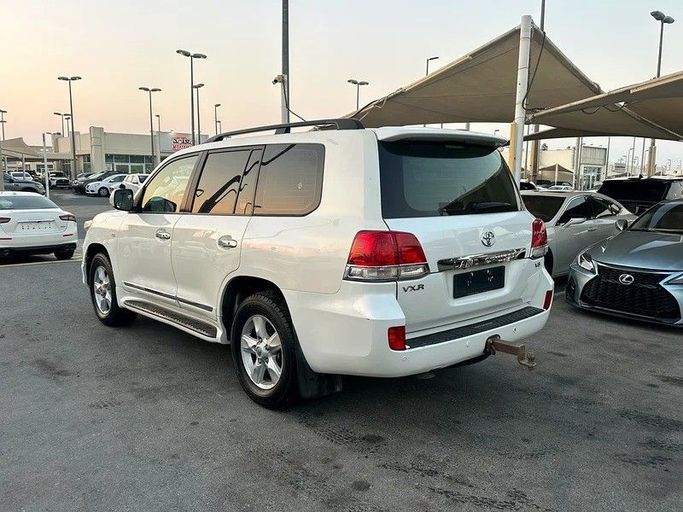 Used Toyota Land Cruiser 200 Series, 4.0 l, 2009 in Abu Dhabi by Al Waleed Used Cars, White color. GCC Specs | AUTO.AE