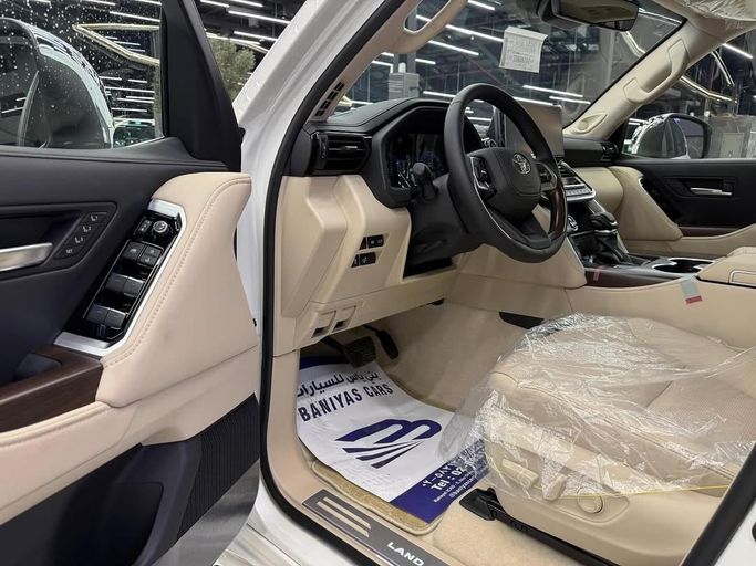 Новый Toyota Land Cruiser 300 Series, 4.0 л, 2025 в Абу-Даби от Baniyas Cars Abu Dhabi Белый цвет. GCC | AUTO.AE