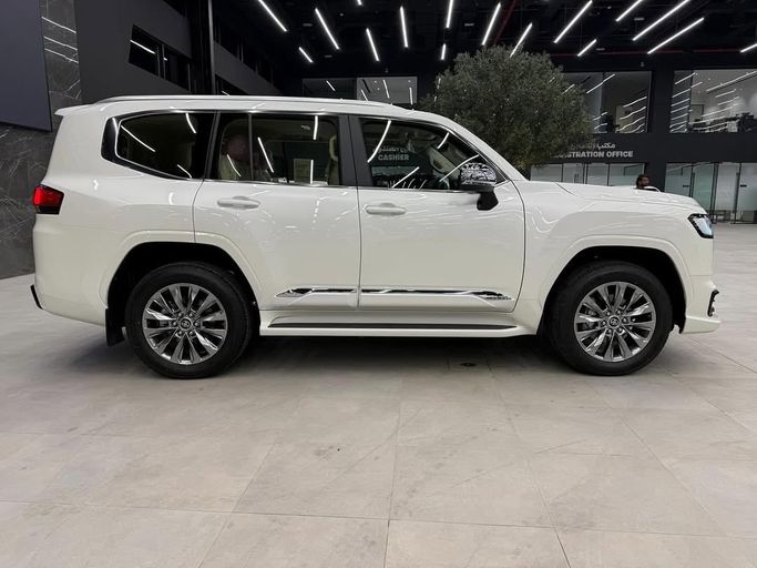 Новый Toyota Land Cruiser 300 Series, 4.0 л, 2025 в Абу-Даби от Baniyas Cars Abu Dhabi Белый цвет. GCC | AUTO.AE