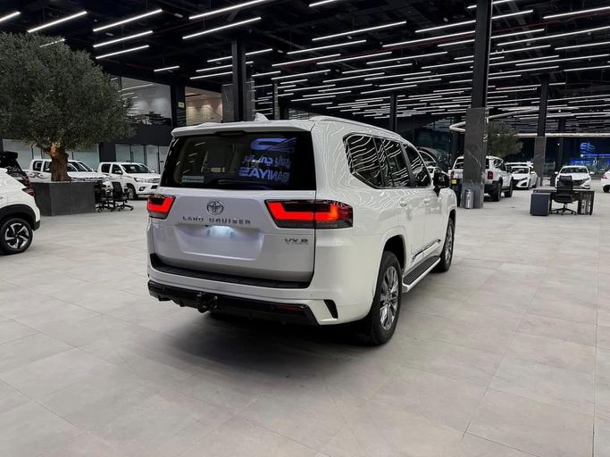 Новый Toyota Land Cruiser 300 Series, 4.0 л, 2025 в Абу-Даби от Baniyas Cars Abu Dhabi Белый цвет. GCC | AUTO.AE