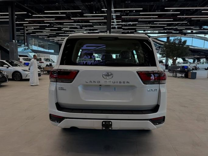 New Toyota Land Cruiser 300 Series, 3.4 l, 2025 in Abu Dhabi by Baniyas Cars Abu Dhabi, White color. GCC Specs | AUTO.AE