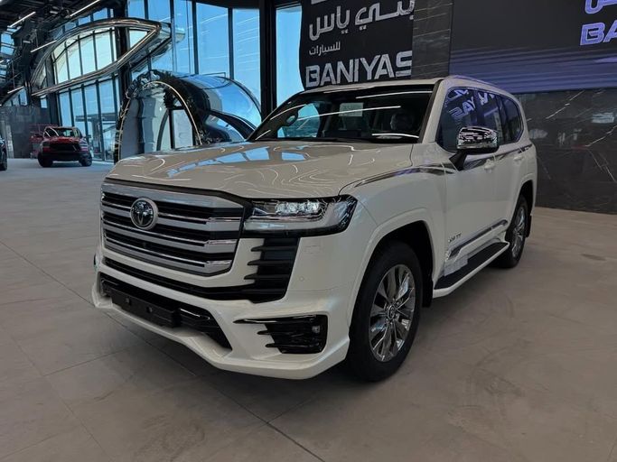 Новый Toyota Land Cruiser 300 Series, 3.4 л, 2025 в Абу-Даби от Baniyas Cars Abu Dhabi Белый цвет. GCC | AUTO.AE