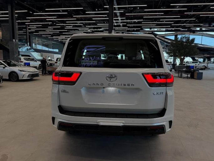 Новый Toyota Land Cruiser 300 Series, 3.4 л, 2025 в Абу-Даби от Baniyas Cars Abu Dhabi Белый цвет. GCC | AUTO.AE