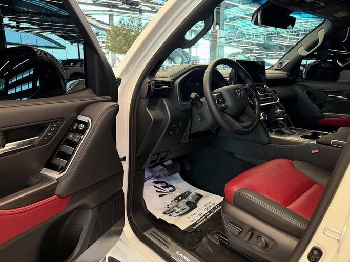 Новый Toyota Land Cruiser 300 Series, 3.4 л, 2025 в Абу-Даби от Baniyas Cars Abu Dhabi Белый цвет. GCC | AUTO.AE