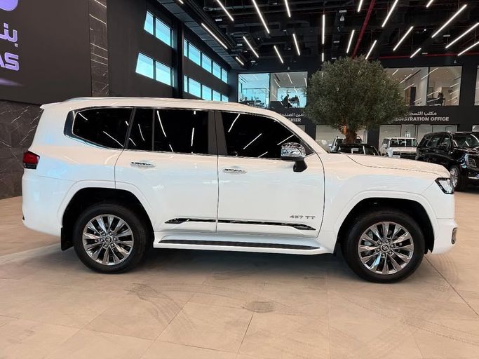 Новый Toyota Land Cruiser 300 Series, 3.4 л, 2025 в Абу-Даби от Baniyas Cars Abu Dhabi Белый цвет. GCC | AUTO.AE