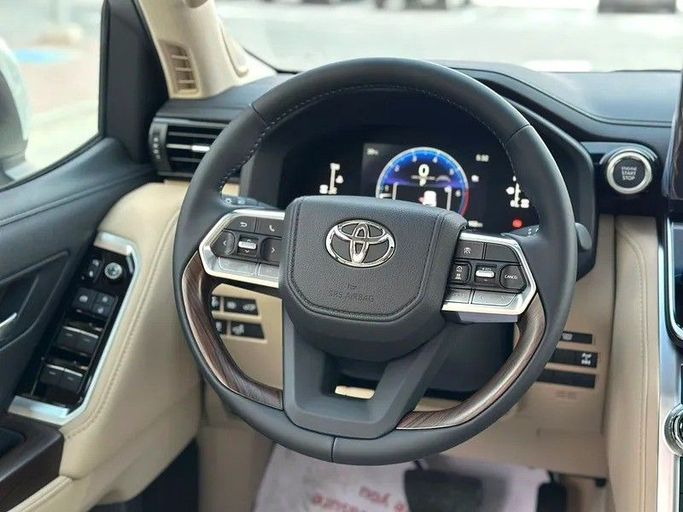 Новый Toyota Land Cruiser 300 Series, 3.4 л, 2025 в Абу-Даби от Al Lulu Cars Белый цвет. GCC | AUTO.AE