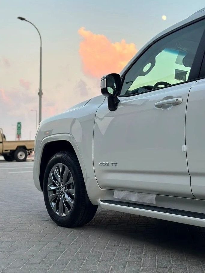 Новый Toyota Land Cruiser 300 Series, 3.4 л, 2025 в Абу-Даби от Al Lulu Cars Белый цвет. GCC | AUTO.AE