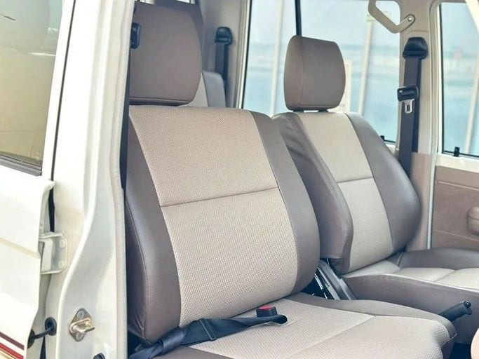 Новый Toyota Land Cruiser 70 Series Рестайлинг 2, 4.0 л, 2025 в Абу-Даби от Al Lulu Cars Белый цвет. GCC | AUTO.AE