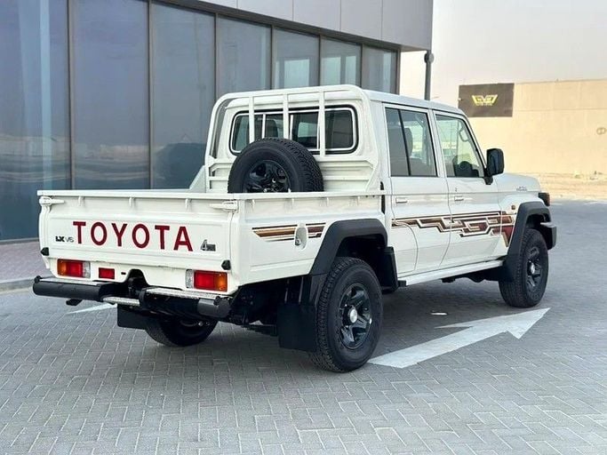 Новый Toyota Land Cruiser 70 Series Рестайлинг 2, 4.0 л, 2025 в Абу-Даби от Al Lulu Cars Белый цвет. GCC | AUTO.AE