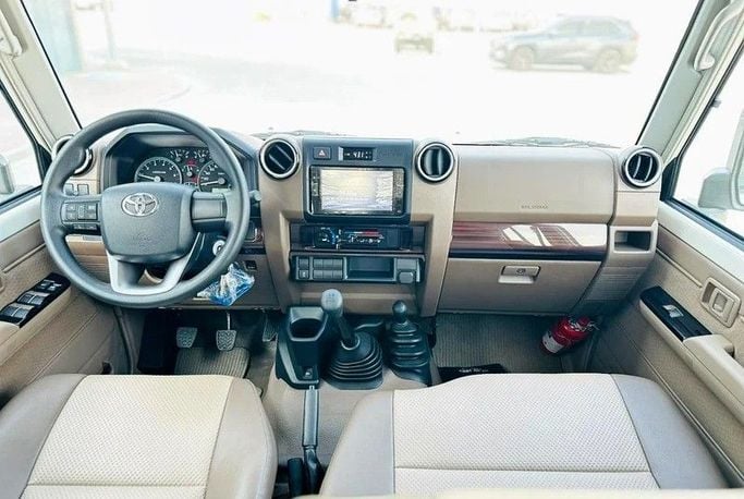Новый Toyota Land Cruiser 70 Series Рестайлинг 2, 4.0 л, 2025 в Абу-Даби от Al Lulu Cars Белый цвет. GCC | AUTO.AE