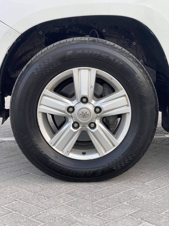 Подержанный Toyota Land Cruiser 200 Series Рестайлинг 2, 4.0 л, 2017 в Абу-Даби от The Shark Automobile Showroom Белый цвет. GCC | AUTO.AE