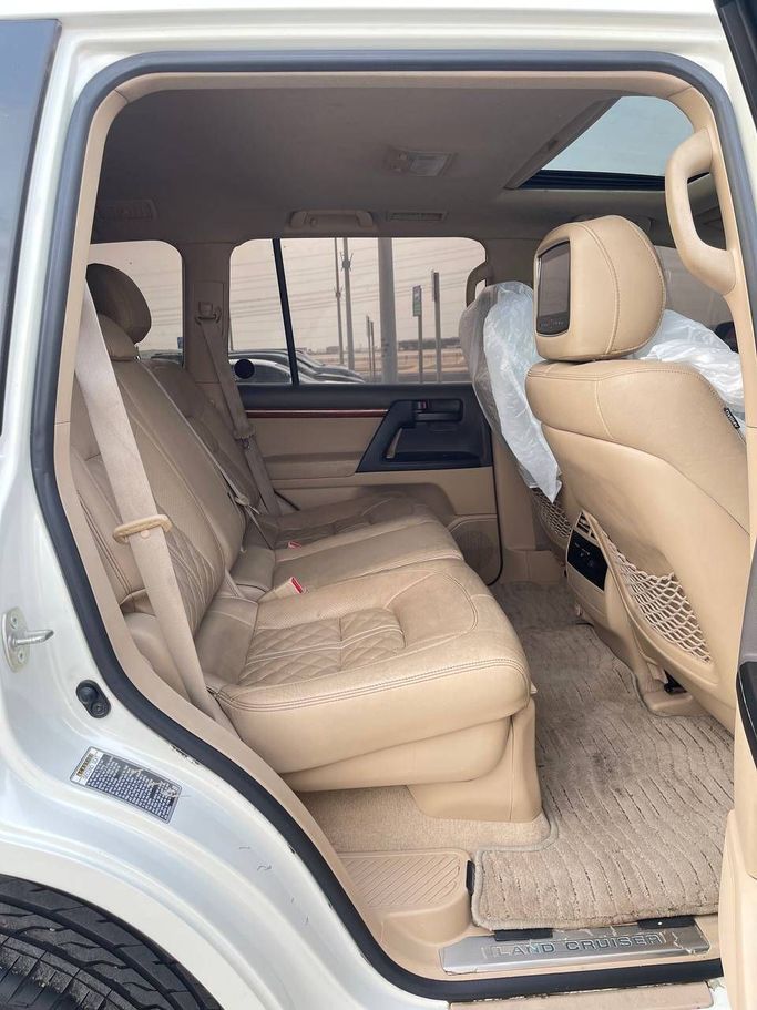 Подержанный Toyota Land Cruiser 200 Series Рестайлинг 2, 4.0 л, 2017 в Абу-Даби от The Shark Automobile Showroom Белый цвет. GCC | AUTO.AE