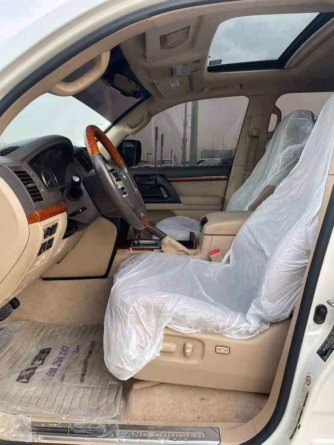 Подержанный Toyota Land Cruiser 200 Series Рестайлинг 2, 4.0 л, 2017 в Абу-Даби от The Shark Automobile Showroom Белый цвет. GCC | AUTO.AE