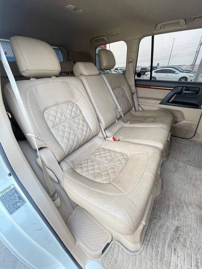Подержанный Toyota Land Cruiser 200 Series Рестайлинг 2, 4.0 л, 2017 в Абу-Даби от The Shark Automobile Showroom Белый цвет. GCC | AUTO.AE