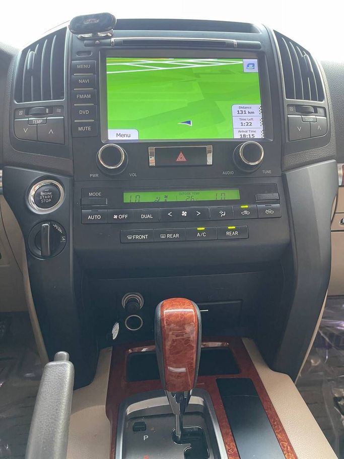 Подержанный Toyota Land Cruiser 200 Series Рестайлинг 2, 4.0 л, 2017 в Абу-Даби от The Shark Automobile Showroom Белый цвет. GCC | AUTO.AE