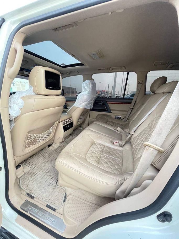 Подержанный Toyota Land Cruiser 200 Series Рестайлинг 2, 4.0 л, 2017 в Абу-Даби от The Shark Automobile Showroom Белый цвет. GCC | AUTO.AE