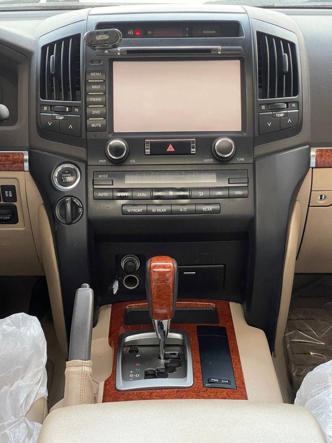 Подержанный Toyota Land Cruiser 200 Series Рестайлинг 2, 4.0 л, 2017 в Абу-Даби от The Shark Automobile Showroom Белый цвет. GCC | AUTO.AE