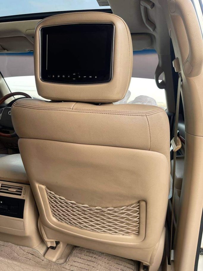 Подержанный Toyota Land Cruiser 200 Series Рестайлинг 2, 4.0 л, 2017 в Абу-Даби от The Shark Automobile Showroom Белый цвет. GCC | AUTO.AE