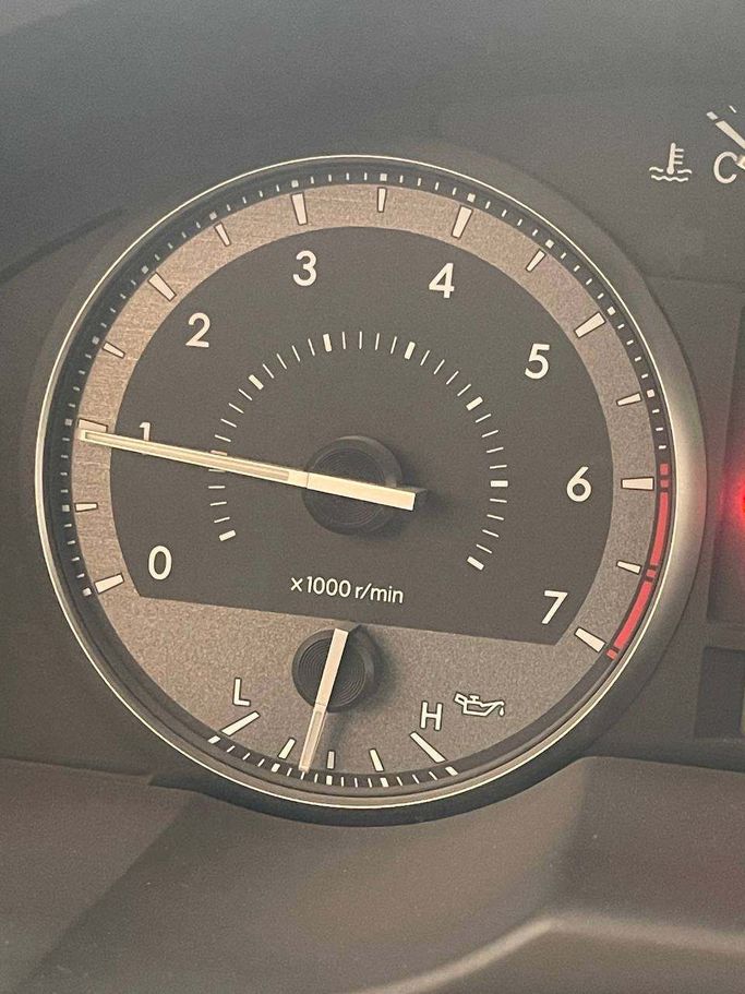 Подержанный Toyota Land Cruiser 200 Series Рестайлинг 2, 4.0 л, 2017 в Абу-Даби от The Shark Automobile Showroom Белый цвет. GCC | AUTO.AE