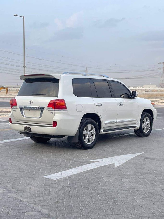 Подержанный Toyota Land Cruiser 200 Series Рестайлинг 2, 4.0 л, 2017 в Абу-Даби от The Shark Automobile Showroom Белый цвет. GCC | AUTO.AE