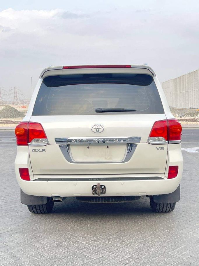 Подержанный Toyota Land Cruiser 200 Series Рестайлинг 2, 4.0 л, 2017 в Абу-Даби от The Shark Automobile Showroom Белый цвет. GCC | AUTO.AE