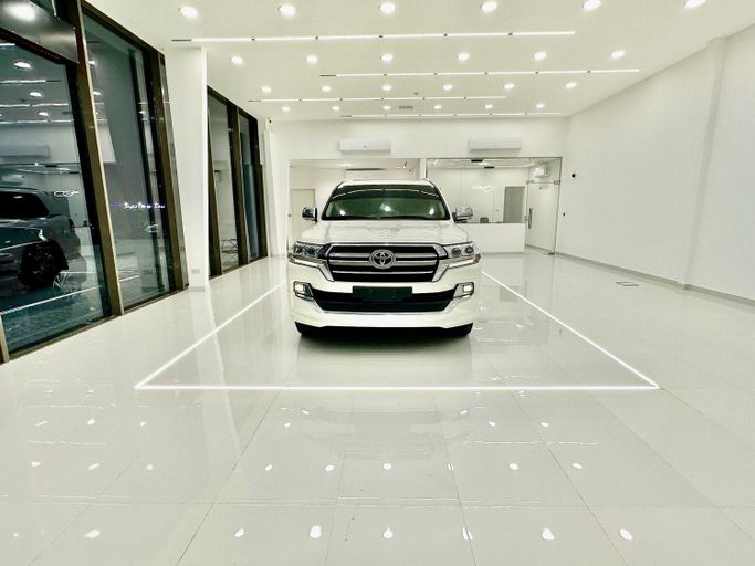 مستعملة Toyota Land Cruiser 200 Series 200 Series Facelift 2, 5.7 l, 2020 في في أبو ظبي من Rageh Motors، اللون أبيض. مواصفات الخليج | AUTO.AE