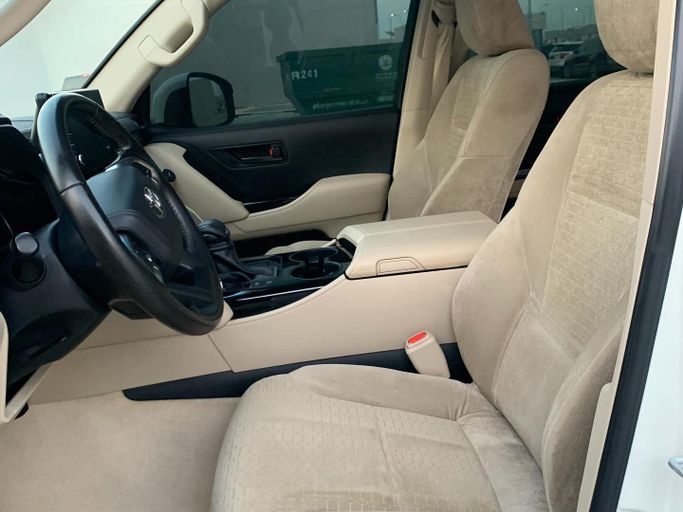 Used Toyota Land Cruiser 300 Series, 4.0 l, 2023 in Abu Dhabi by Al Fajr Automobile showroom, White color. Other | AUTO.AE