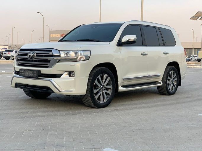 Used Toyota Land Cruiser 200 Series Facelift 2, 5.7 l, 2017 in Abu Dhabi by Al Fajr Automobile showroom, White color. Other | AUTO.AE