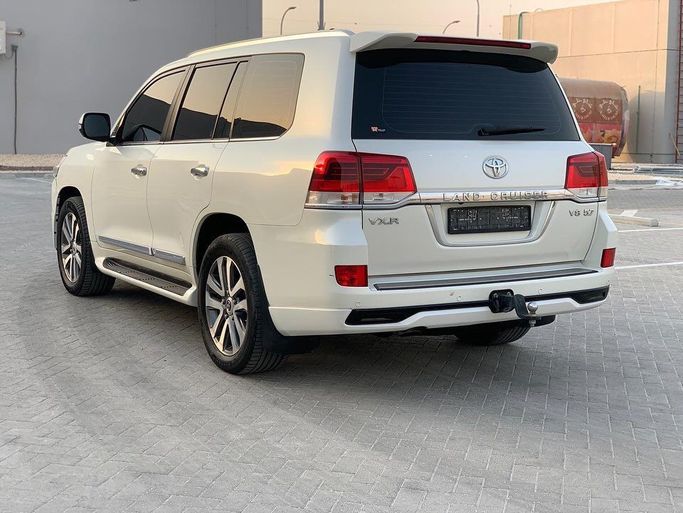 Used Toyota Land Cruiser 200 Series Facelift 2, 5.7 l, 2017 in Abu Dhabi by Al Fajr Automobile showroom, White color. Other | AUTO.AE
