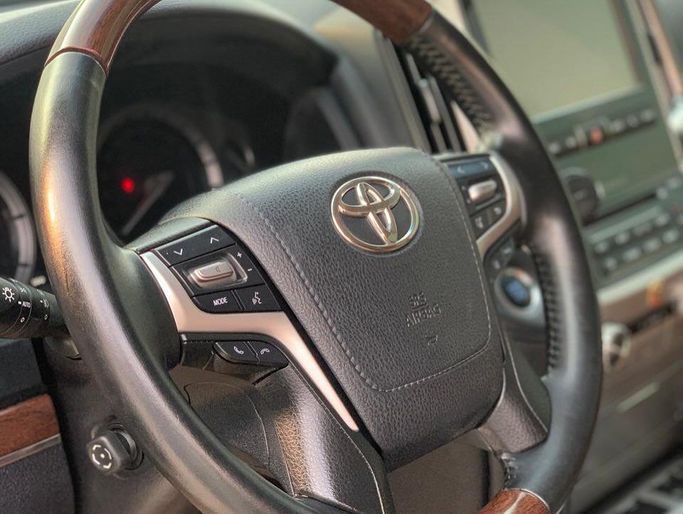 Used Toyota Land Cruiser 200 Series Facelift 2, 5.7 l, 2017 in Abu Dhabi by Al Fajr Automobile showroom, White color. Other | AUTO.AE