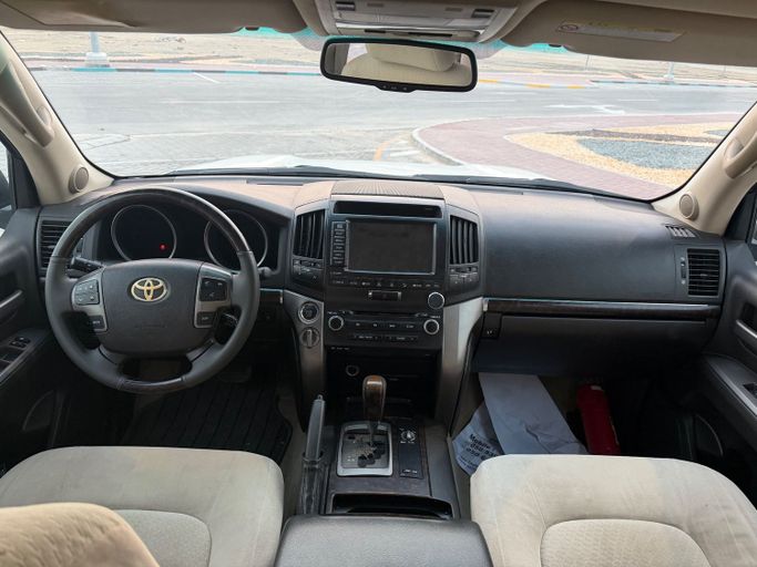 Used Toyota Land Cruiser 200 Series, 4.6 l, 2009 in Abu Dhabi by Al Laith Cars Showroom, White color. GCC Specs | AUTO.AE