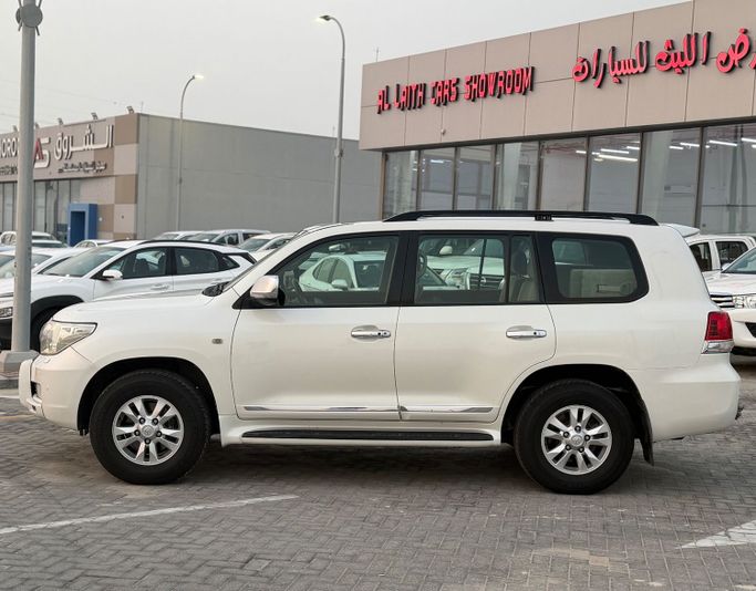 Used Toyota Land Cruiser 200 Series, 4.6 l, 2009 in Abu Dhabi by Al Laith Cars Showroom, White color. GCC Specs | AUTO.AE