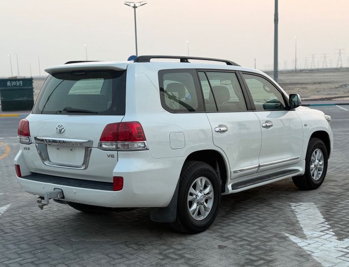 Used Toyota Land Cruiser 200 Series, 4.6 l, 2009 in Abu Dhabi by Al Laith Cars Showroom, White color. GCC Specs | AUTO.AE