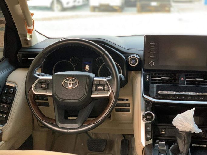 Used Toyota Land Cruiser 300 Series, 4.0 l, 2023 in Abu Dhabi by Al Fajr Automobile showroom, White color. Other | AUTO.AE
