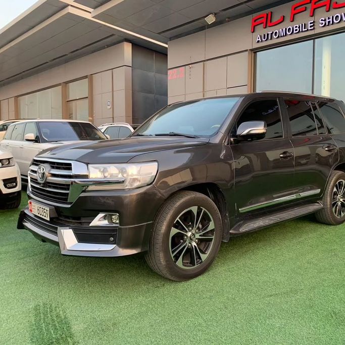 Used Toyota Land Cruiser 200 Series Facelift 1, 5.7 l, 2013 in Abu Dhabi by Al Fajr Automobile showroom, Grey color. GCC Specs | AUTO.AE