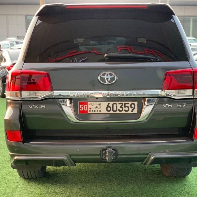 Used Toyota Land Cruiser 200 Series Facelift 1, 5.7 l, 2013 in Abu Dhabi by Al Fajr Automobile showroom, Grey color. GCC Specs | AUTO.AE