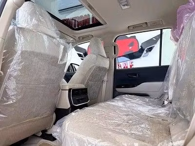 Новый Toyota Land Cruiser 300 Series, 4.0 л, 2025 в Абу-Даби от Edition One Motors Белый цвет. GCC | AUTO.AE