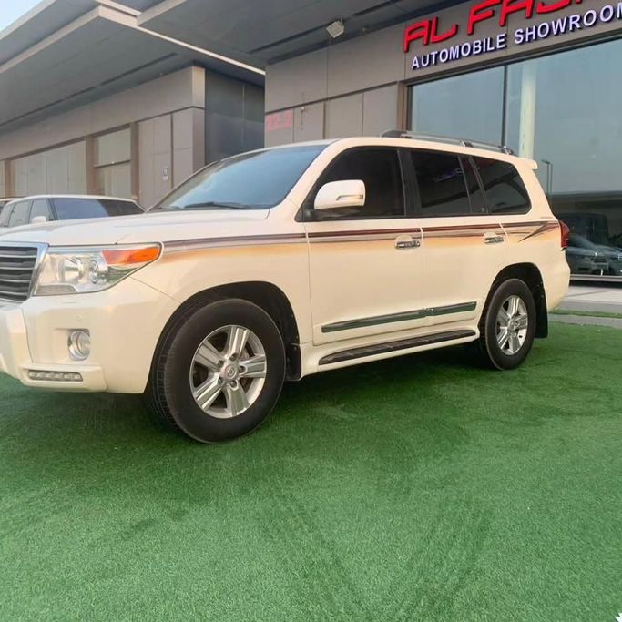 Подержанный Toyota Land Cruiser 200 Series Рестайлинг 1, 4.6 л, 2015 в Абу-Даби от Al Fajr Automobile showroom Белый цвет. GCC | AUTO.AE