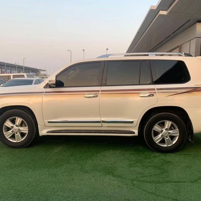 Подержанный Toyota Land Cruiser 200 Series Рестайлинг 1, 4.6 л, 2015 в Абу-Даби от Al Fajr Automobile showroom Белый цвет. GCC | AUTO.AE