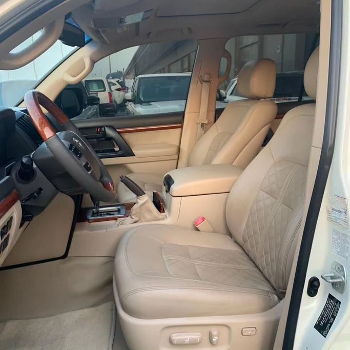 Подержанный Toyota Land Cruiser 200 Series Рестайлинг 1, 4.6 л, 2015 в Абу-Даби от Al Fajr Automobile showroom Белый цвет. GCC | AUTO.AE