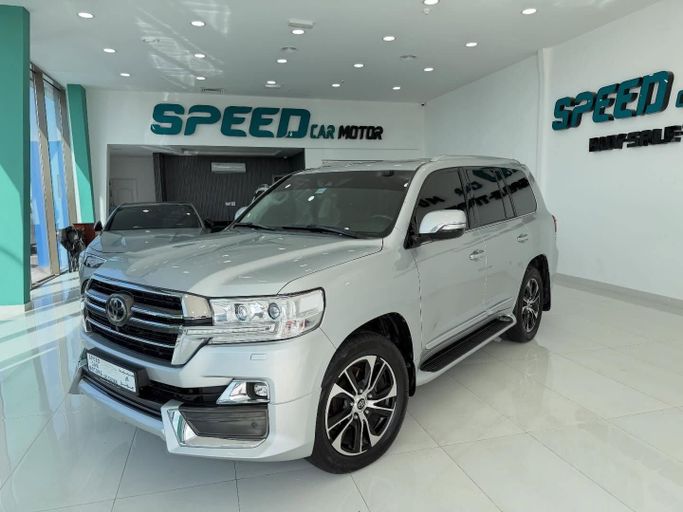 Подержанный Toyota Land Cruiser 200 Series Рестайлинг 2, 5.7 л, 2021 в Абу-Даби от Speed Car Motors Серебристый цвет.  | AUTO.AE