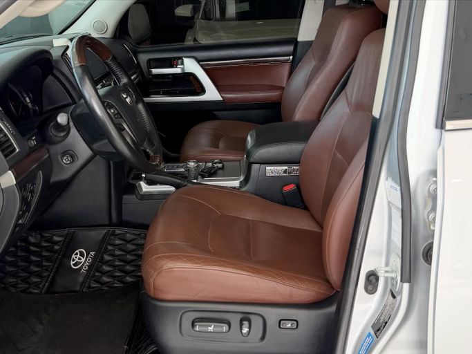 Подержанный Toyota Land Cruiser 200 Series Рестайлинг 2, 5.7 л, 2021 в Абу-Даби от Speed Car Motors Серебристый цвет.  | AUTO.AE