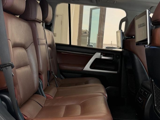 Подержанный Toyota Land Cruiser 200 Series Рестайлинг 2, 5.7 л, 2021 в Абу-Даби от Speed Car Motors Серебристый цвет.  | AUTO.AE