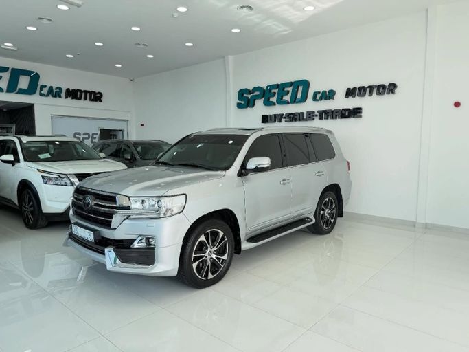 Подержанный Toyota Land Cruiser 200 Series Рестайлинг 2, 5.7 л, 2021 в Абу-Даби от Speed Car Motors Серебристый цвет.  | AUTO.AE