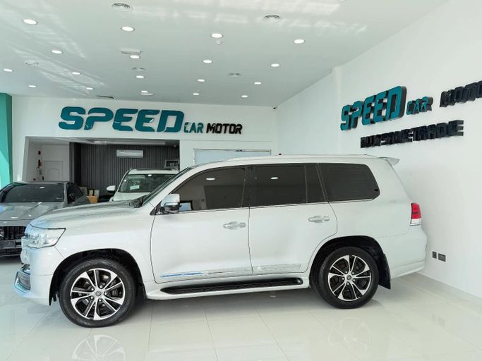 Подержанный Toyota Land Cruiser 200 Series Рестайлинг 2, 5.7 л, 2021 в Абу-Даби от Speed Car Motors Серебристый цвет.  | AUTO.AE