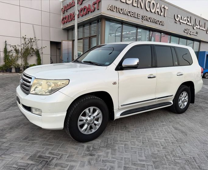 Used Toyota Land Cruiser 200 Series, 4.0 l, 2010 in Abu Dhabi by Golden coast automobile showroom, White color.  | AUTO.AE