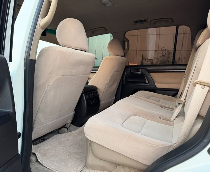 Used Toyota Land Cruiser 200 Series, 4.0 l, 2010 in Abu Dhabi by Golden coast automobile showroom, White color.  | AUTO.AE