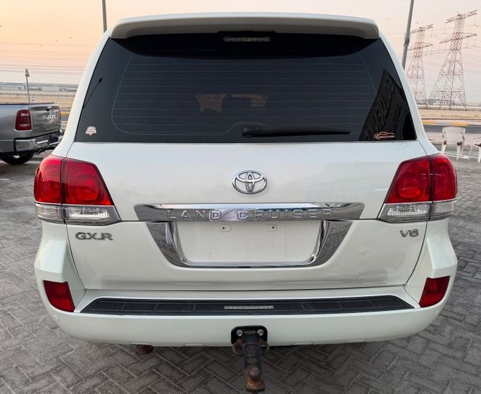 Used Toyota Land Cruiser 200 Series, 4.0 l, 2010 in Abu Dhabi by Golden coast automobile showroom, White color.  | AUTO.AE